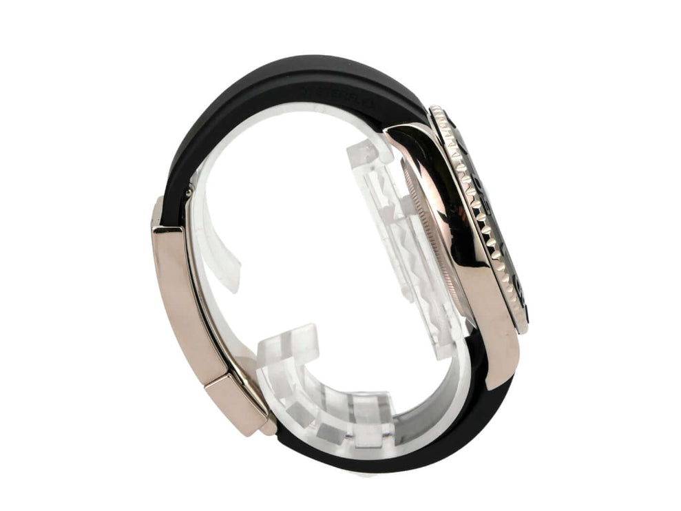 Rolex Yacht-Master 42 Weißgold Ref. 226659 Ansicht der Uhr von der Seite mit Oyster Kautschukband und poliertem Gehäuse.