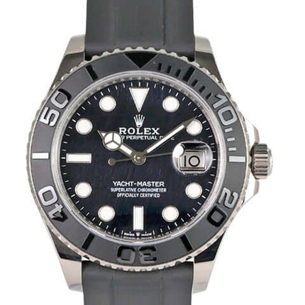 Rolex Yacht-Master 42 Weißgold mit schwarzem Zifferblatt und Oyster Kautschukband, drehbare Lünette.