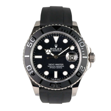 Rolex Yacht-Master 42 aus Weißgold mit schwarzem Zifferblatt und Kautschukband.