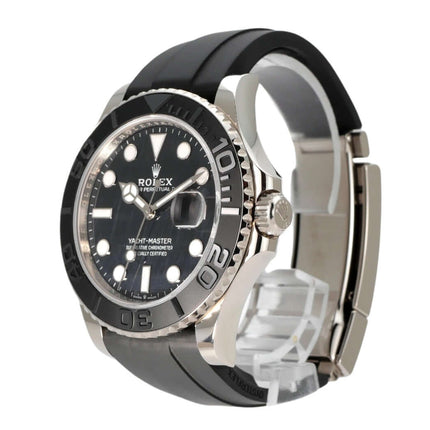 Rolex Yacht-Master 42 aus 18 kt Weißgold mit schwarzem Falkenauge Zifferblatt und Kautschukband.