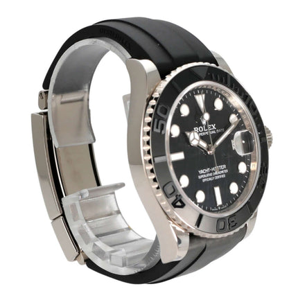 Rolex Yacht-Master 42 in Weißgold mit schwarzem Falkenauge Zifferblatt und Oyster Kautschukband.