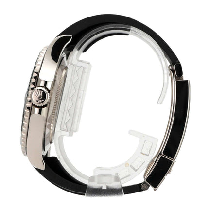 Seitenansicht des Rolex Yacht-Master 42 in Weißgold mit schwarzem Kautschukband und beidseitig drehbarer Lünette.