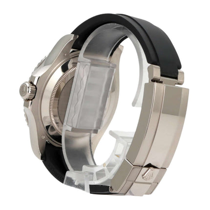 Rolex Yacht-Master 42 aus Weißgold mit Oyster Kautschukband, seitliche Ansicht, Modell 226659.