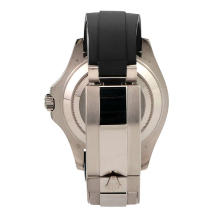 Rückansicht der Rolex Yacht-Master 42 in Weißgold mit schwarzem Kautschukarmband und Sicherheitsfaltschließe.