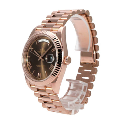 Rolex Day-Date 40 Everose-Gold 228235 Choco Römisch Automatik-Uhr mit schokofarbenem Zifferblatt und Präsident-Armband.