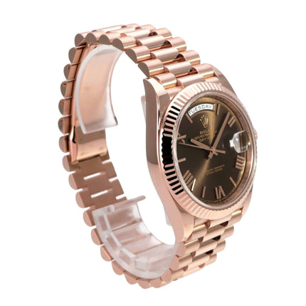 Rolex Day-Date 40 Everose-Gold 228235 Choco Römisch in poliertem 18 kt Everose-Gold mit schokofarbenem Zifferblatt.
