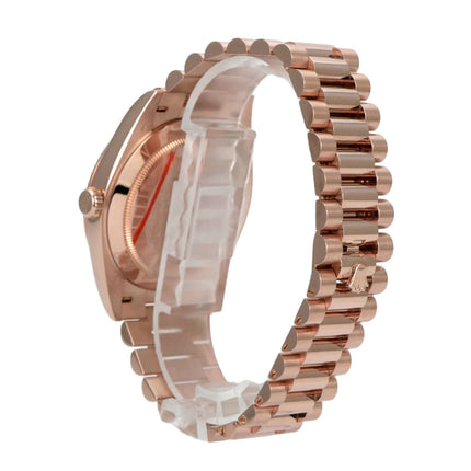 Rolex Day-Date 40 Everose-Gold 228235 Choco Römisch – Ansicht der Rückseite mit poliertem 18 kt Everose-Gold Armband.