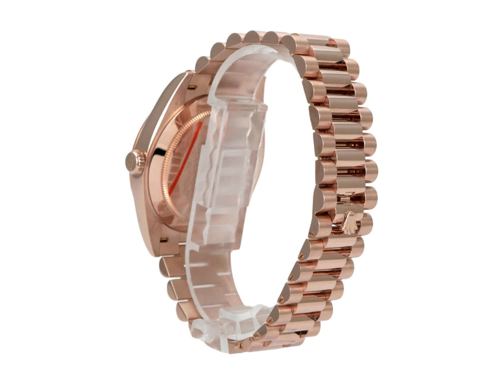 Rolex Day-Date 40 Everose-Gold 228235 Choco Römisch – Ansicht der Rückseite mit poliertem 18 kt Everose-Gold Armband.