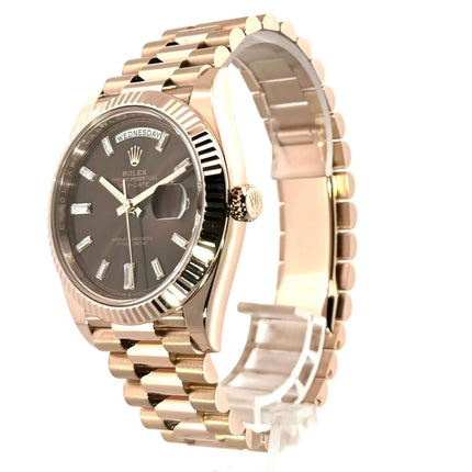 Rolex Day-Date 40 Everose-Gold 228235 mit Schokodiamantzifferblatt, poliertes Präsident-Armband und geriffelte Lünette aus 18 kt Everose-Gold.