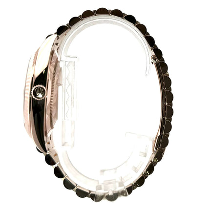 Seitenansicht der Rolex Day-Date 40 Everose-Gold 228235 mit schokoladenfarbenem Diamantzifferblatt.