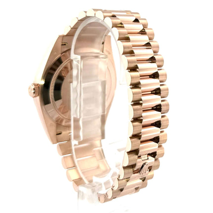 Rückansicht einer Rolex Day-Date 40 aus 18 kt Everose-Gold mit Präsident Armband und gefalteter Schließe.