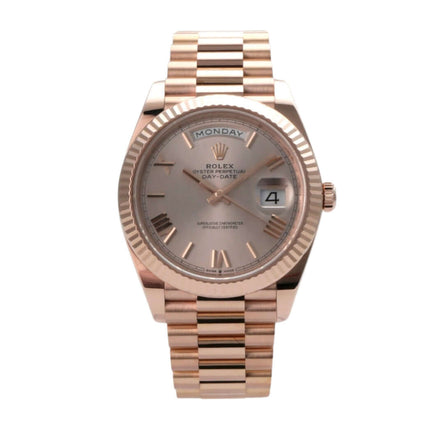 Rolex Day-Date 40 Everose-Gold 228235 mit Sundust Zifferblatt und römischen Ziffern, 18 kt Gold Armband.