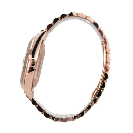 Seitenansicht der Rolex Day-Date 40 Everose-Gold 228235 mit geriffelter Lünette und Präsident Armband.