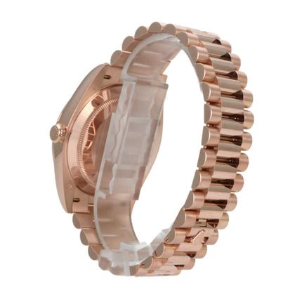 Rolex Day-Date 40 Everose-Gold 228235, seitlicher Blick auf das polierte Armband und Gehäuse.