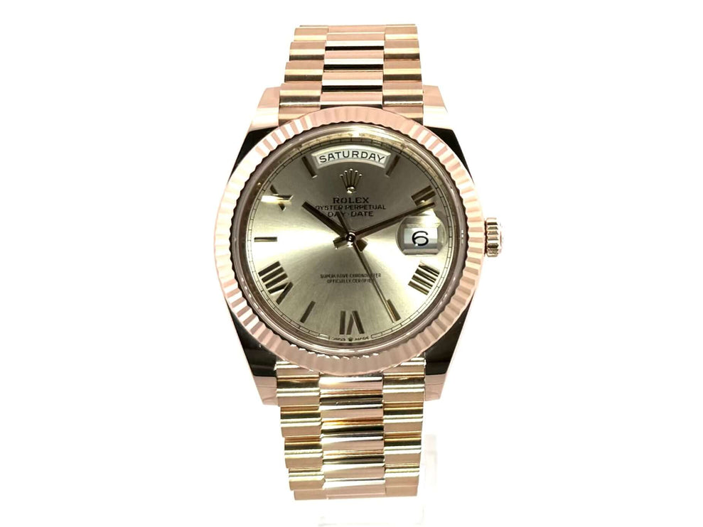 Rolex Day-Date 40 Everose-Gold Ref. 228235 Sundust Römisch, 18 kt Gehäuse, geriffelte Lünette, Präsident Armband, Sundust Zifferblatt mit römischen Ziffern