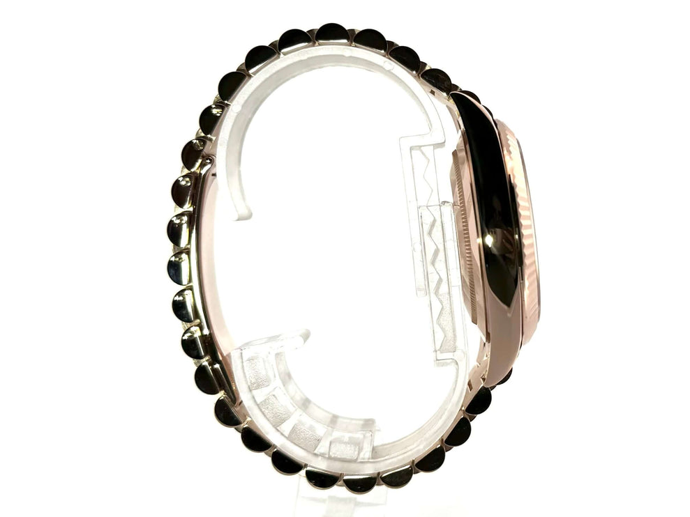 Seitenansicht der Rolex Day-Date 40 Everose-Gold 228235 mit poliertem und satiniertem Präsident Armband.