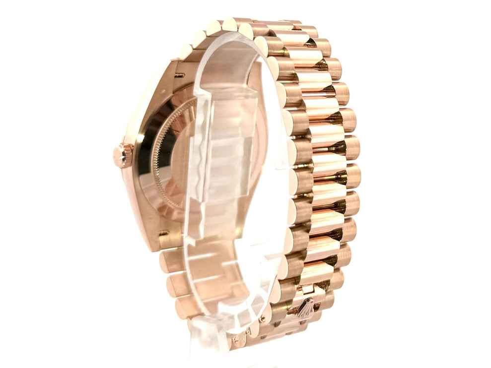 Rückansicht der Rolex Day-Date 40 in 18 kt Everose-Gold mit Präsident Armband und Faltschließe, poliert und satiniert.
