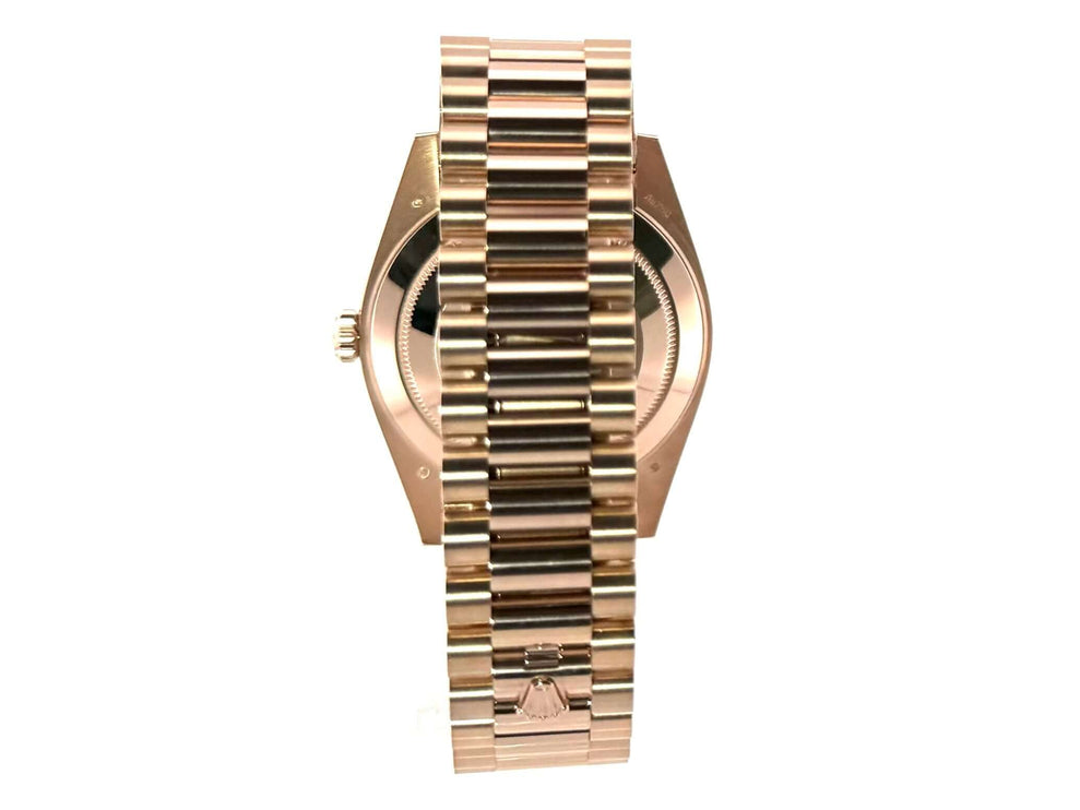 Rückseite der Rolex Day-Date 40 Everose-Gold Ref. 228235 mit Präsident Armband und Faltschließe, 18 kt Everose-Gold, poliert und satiniert.