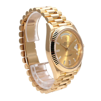 Rolex Day-Date 40 Gelbgold 228238 Champagner Diamant Uhr seitlich mit champagnerfarbenem Zifferblatt.