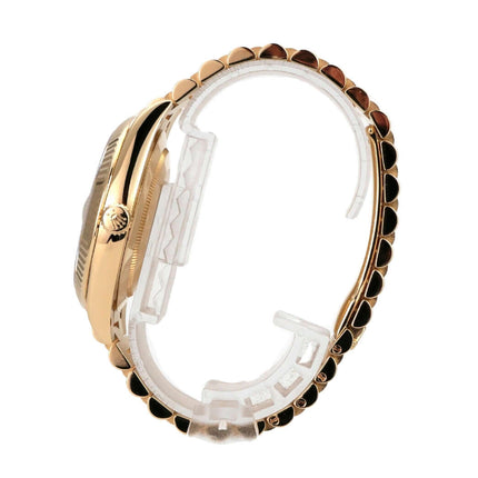 Seitenansicht der Rolex Day-Date 40 Gelbgold 228238 Champagner Diamant mit poliertem Gehäuse und Präsident-Armband.