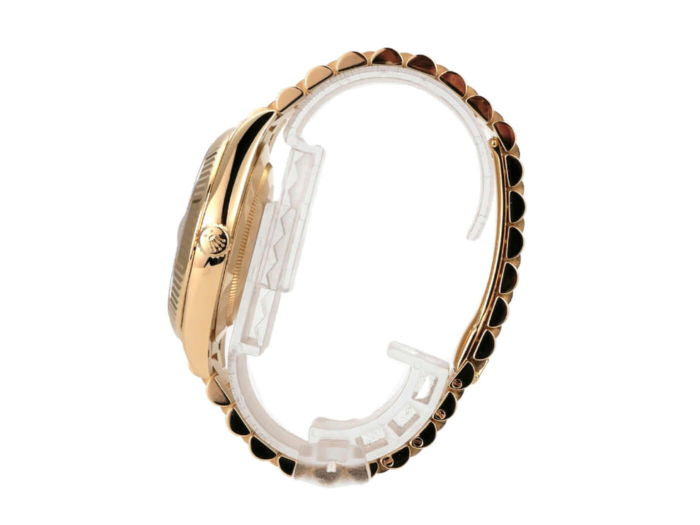 Seitenansicht der Rolex Day-Date 40 Gelbgold 228238 Champagner Diamant mit poliertem Gehäuse und Präsident-Armband.