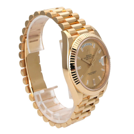 Rolex Day-Date 40 Gelbgold 228238 Champagner Diamant seitliche Ansicht mit champagnerfarbenem Zifferblatt und goldenen Gliedern.