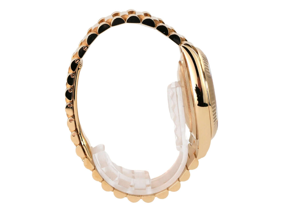 Rolex Day-Date 40 Gelbgold 228238 Champagner Diamant goldene Uhr mit elegantem Armband seitlich gesehen.