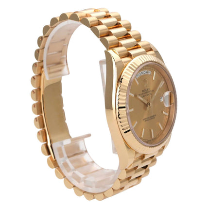 Rolex Day-Date 40 Gelbgold 228238 Champagner seitliche Ansicht mit champagnerfarbenem Zifferblatt und 18 kt Gelbgold Armband.