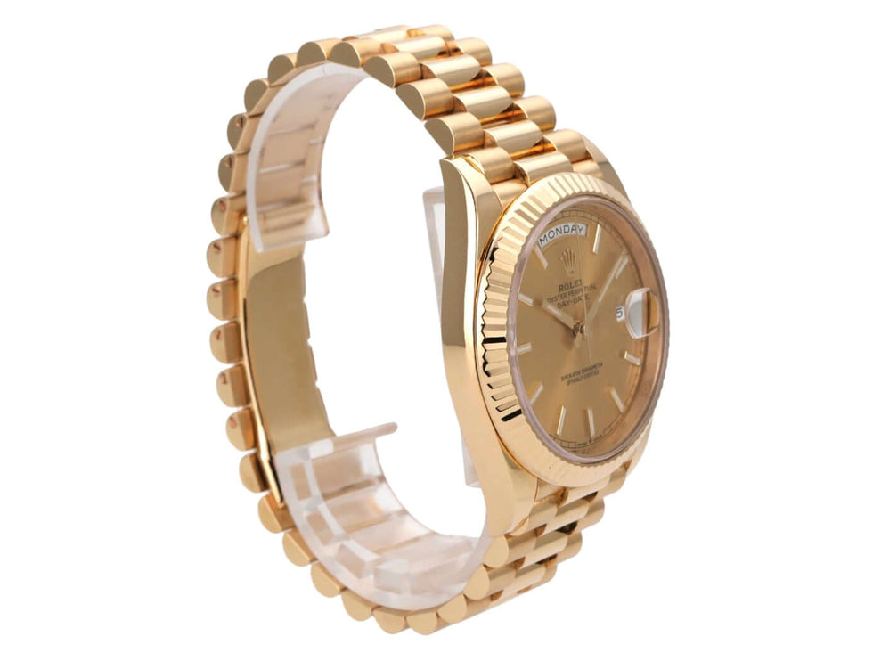 Rolex Day-Date 40 Gelbgold 228238 Champagner seitliche Ansicht mit champagnerfarbenem Zifferblatt und 18 kt Gelbgold Armband.