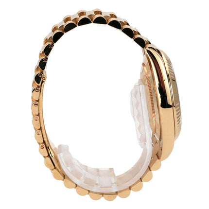 Rolex Day-Date 40 Gelbgold 228238 Champagner von der Seite, mit poliertem 18 kt Gelbgold Armband.