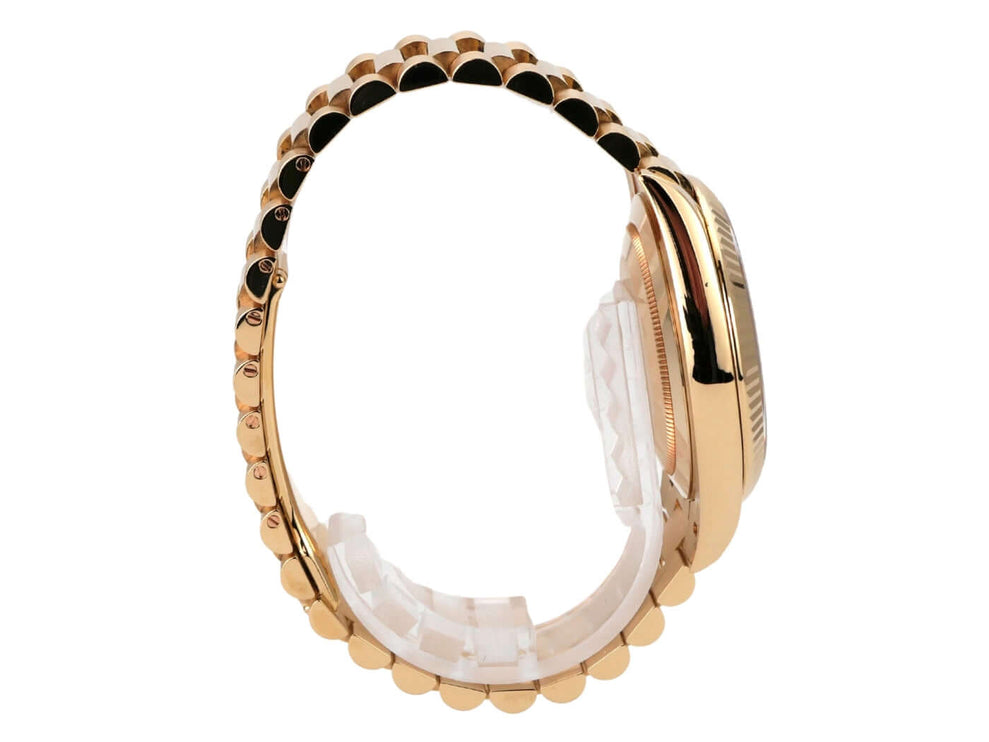 Rolex Day-Date 40 Gelbgold 228238 Champagner von der Seite, mit poliertem 18 kt Gelbgold Armband.