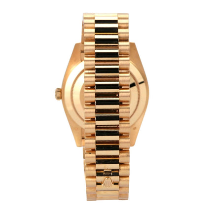 Rolex Day-Date 40 Gelbgold 228238 Champagner aus 2019 mit 18 kt Gelbgold Armband und Zifferblatt hinten.