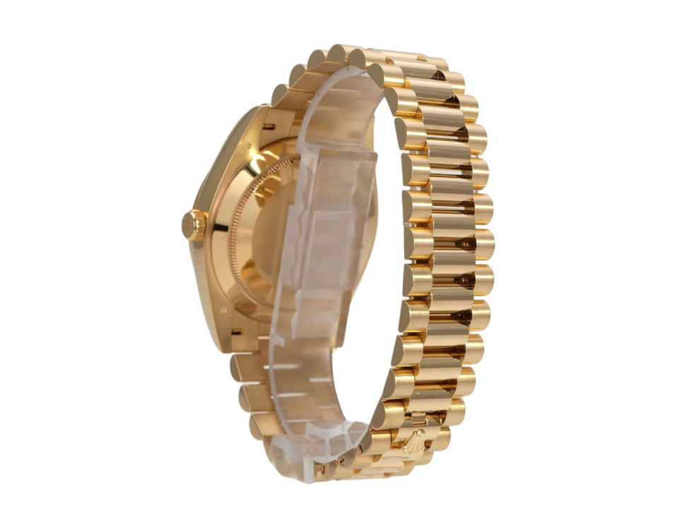 Rolex Day-Date 40 Gelbgold 228238 Schwarz Uhr von der Seite mit geriffelter Lünette und Präsident Armband.