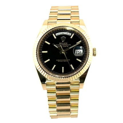 Rolex Day-Date 40 Gelbgold Ref. 228238, 40mm Gehäuse, schwarze Zifferblatt, goldene Indizes, Präsident Armband, Datum mit Glaslupe, Automatikuhrwerk.