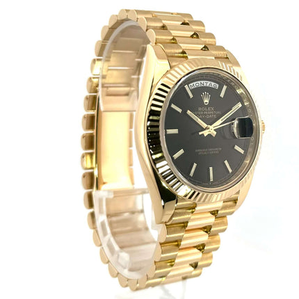 Rolex Day-Date 40 Gelbgold Ref. 228238, schwarzes Zifferblatt, Präsident Armband, geriffelte Lünette, Datum und Wochentagsanzeige, 2019.