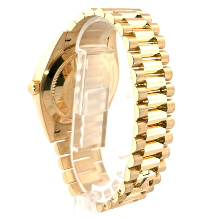 Rückansicht der Rolex Day-Date 40 Gelbgold Ref. 228238 aus 18 kt Gelbgold mit Präsident Armband.
