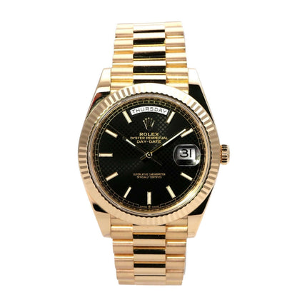 Rolex Day-Date 40 Gelbgold 228238 Schwarz mit schwarzem Zifferblatt und 18 kt Gelbgold Armband