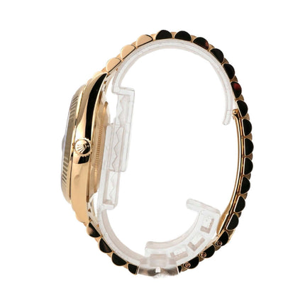 Rolex Day-Date 40 Gelbgold 228238 Schwarz von der Seite mit poliertem Gehäuse und schwarzem Armband.