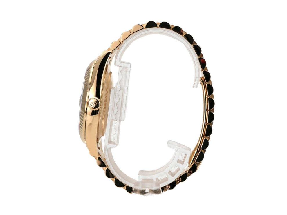 Rolex Day-Date 40 Gelbgold 228238 Schwarz von der Seite mit poliertem Gehäuse und schwarzem Armband.