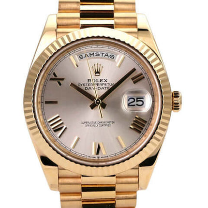 Rolex Day-Date 40 Gelbgold 228238 Silber Römisch mit silbernem Zifferblatt und goldenen römischen Ziffern.