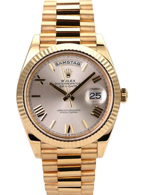 Rolex Day-Date 40 Gelbgold 228238 Silber Römisch mit silbernem Zifferblatt und goldenen römischen Ziffern.