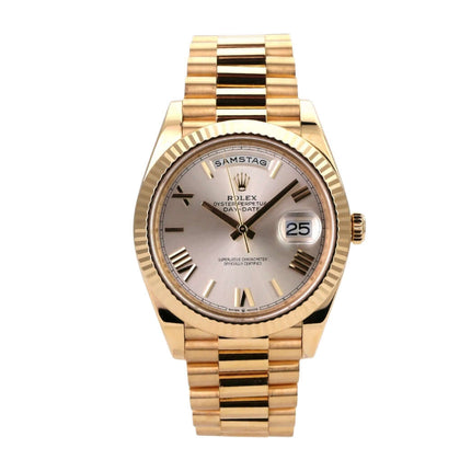 Rolex Day-Date 40 Gelbgold 228238 Silber Römisch mit silberfarbenem Zifferblatt und goldenen römischen Ziffern.