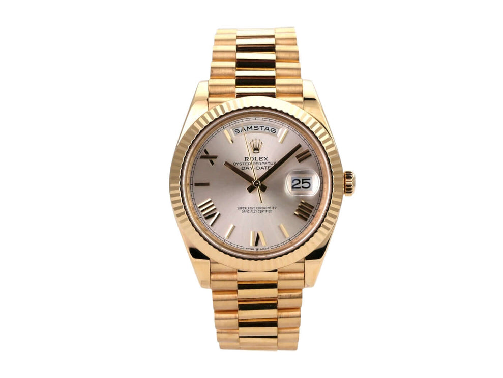 Rolex Day-Date 40 Gelbgold 228238 Silber Römisch mit silberfarbenem Zifferblatt und goldenen römischen Ziffern.