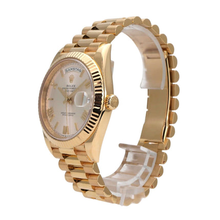 Rolex Day-Date 40 Gelbgold 228238 Silber Römisch mit silberfarbenem Zifferblatt und goldenen römischen Ziffern