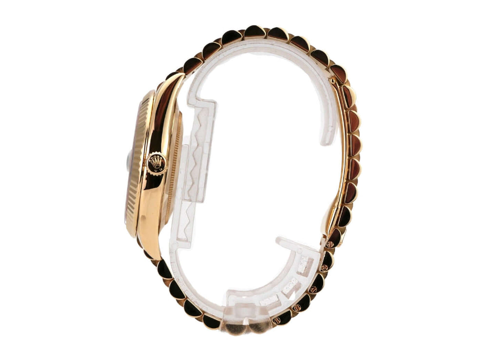 Rolex Day-Date 40 Gelbgold 228238 Silber Römisch seitliche Ansicht mit Präsident Armband aus 18 kt Gelbgold.