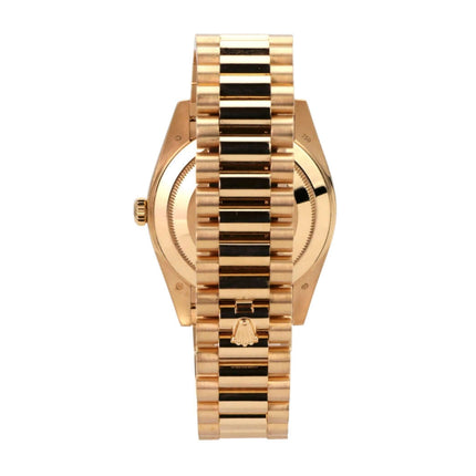 Rolex Day-Date 40 Gelbgold 228238 Silber Römisch Ansicht der Rückseite des Gehäuses und Armbands aus 18 kt Gelbgold.