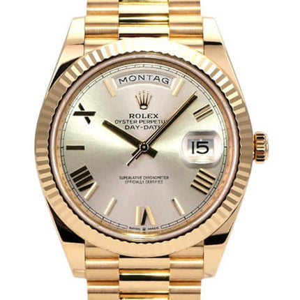 Rolex Day-Date 40 Gelbgold 228238 Silber Römisch mit silberfarbenem Zifferblatt und 18 kt Gelbgold Armband.