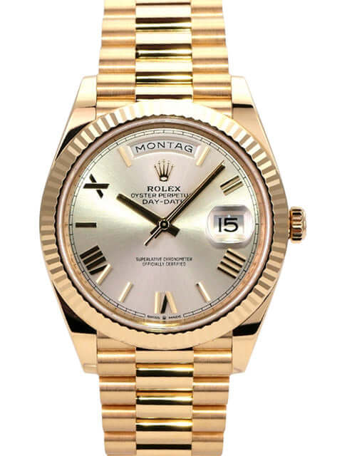 Rolex Day-Date 40 Gelbgold 228238 Silber Römisch mit silberfarbenem Zifferblatt und 18 kt Gelbgold Armband.