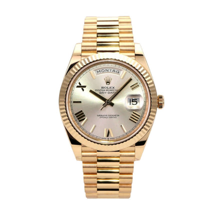 Rolex Day-Date 40 Gelbgold 228238 Silber Römisch mit poliertem goldenen Armband und silbernem Zifferblatt.