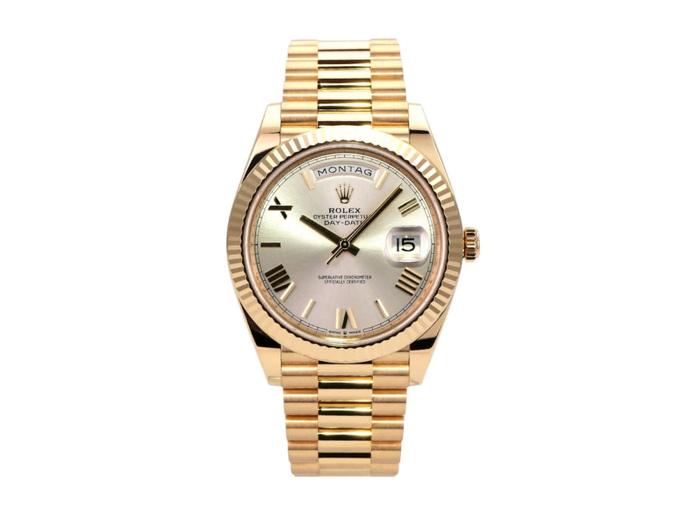 Rolex Day-Date 40 Gelbgold 228238 Silber Römisch mit poliertem goldenen Armband und silbernem Zifferblatt.